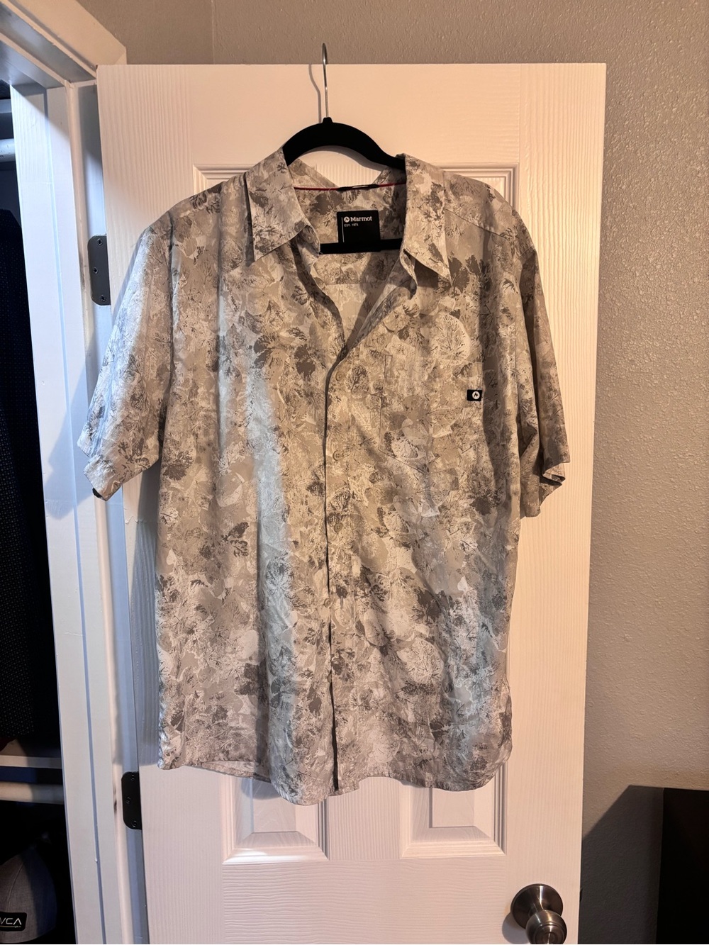 Marmot Men's Short Sleeve Button-Up Shirt in Gray Marble Print